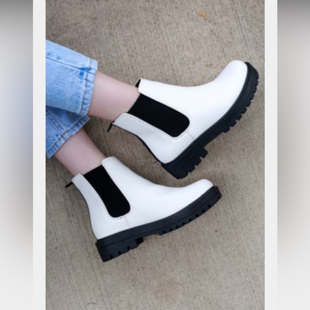 🎉H/P🥳•SODA•NWB WHITE MILA ANKLE BOOTS SIZE 6.5